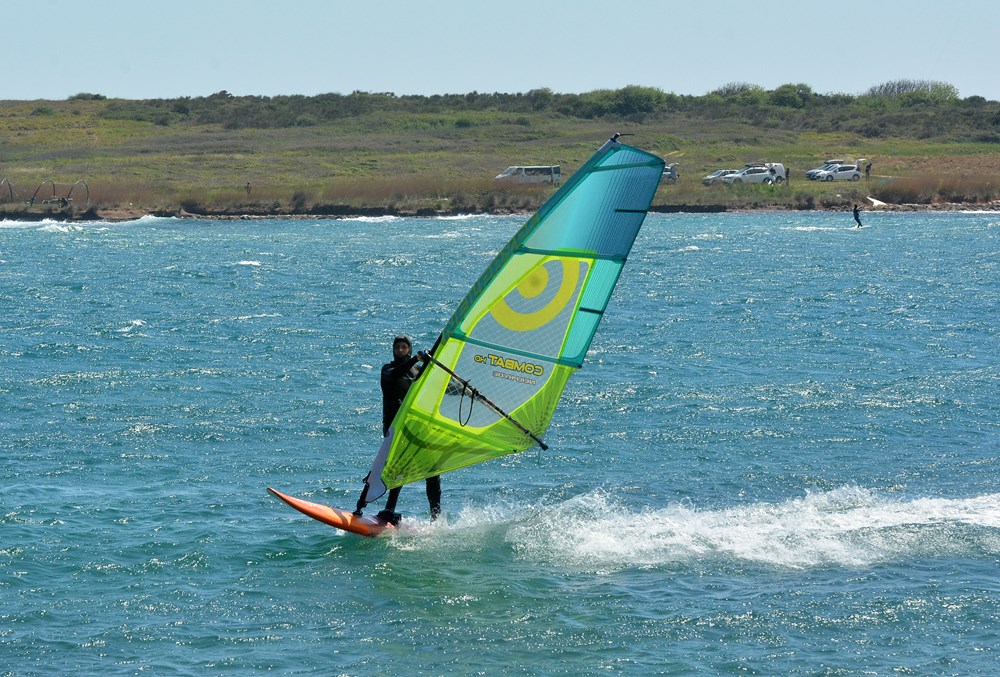 Surferi i kitesurferi u uvali Kuje u Ližnjanu (Danilo MEMEDOVIĆ)